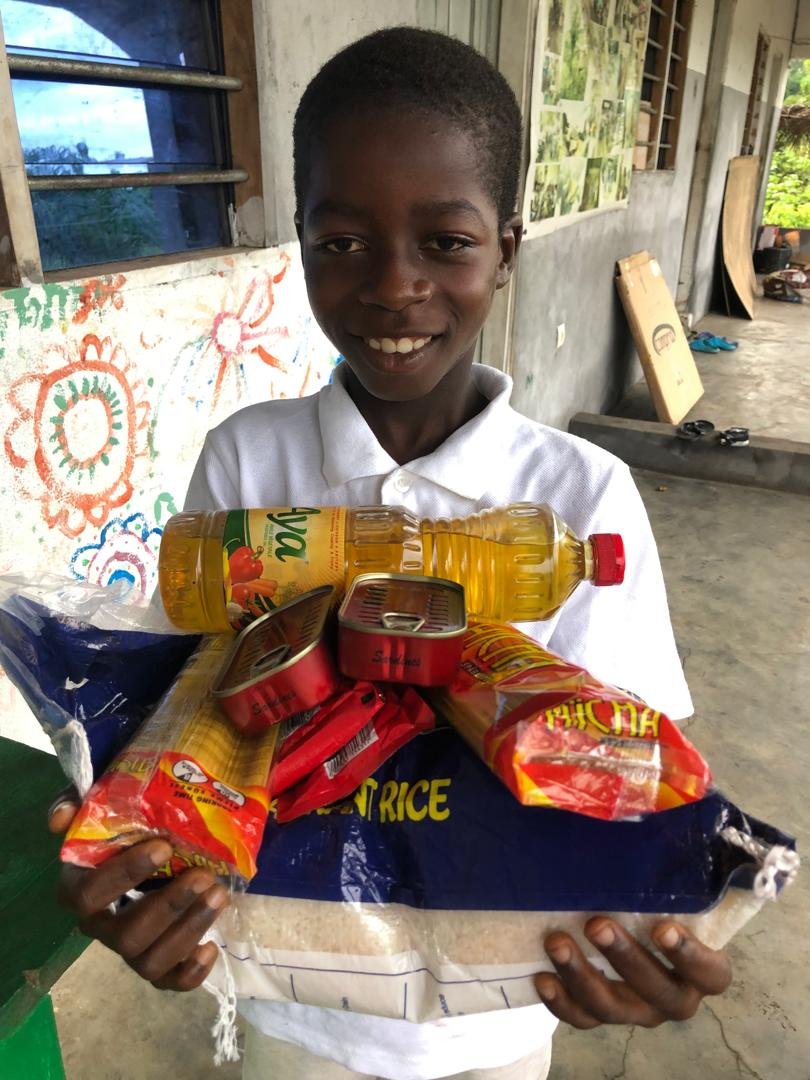 Enfant recevant un colis alimentaire